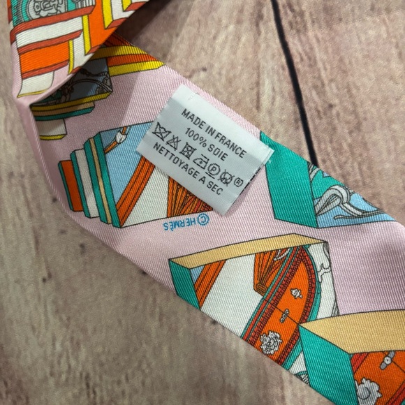Hermès Twilly Silk Scarf Pink Multicolor Horse Carriage - Picture 3 of 4